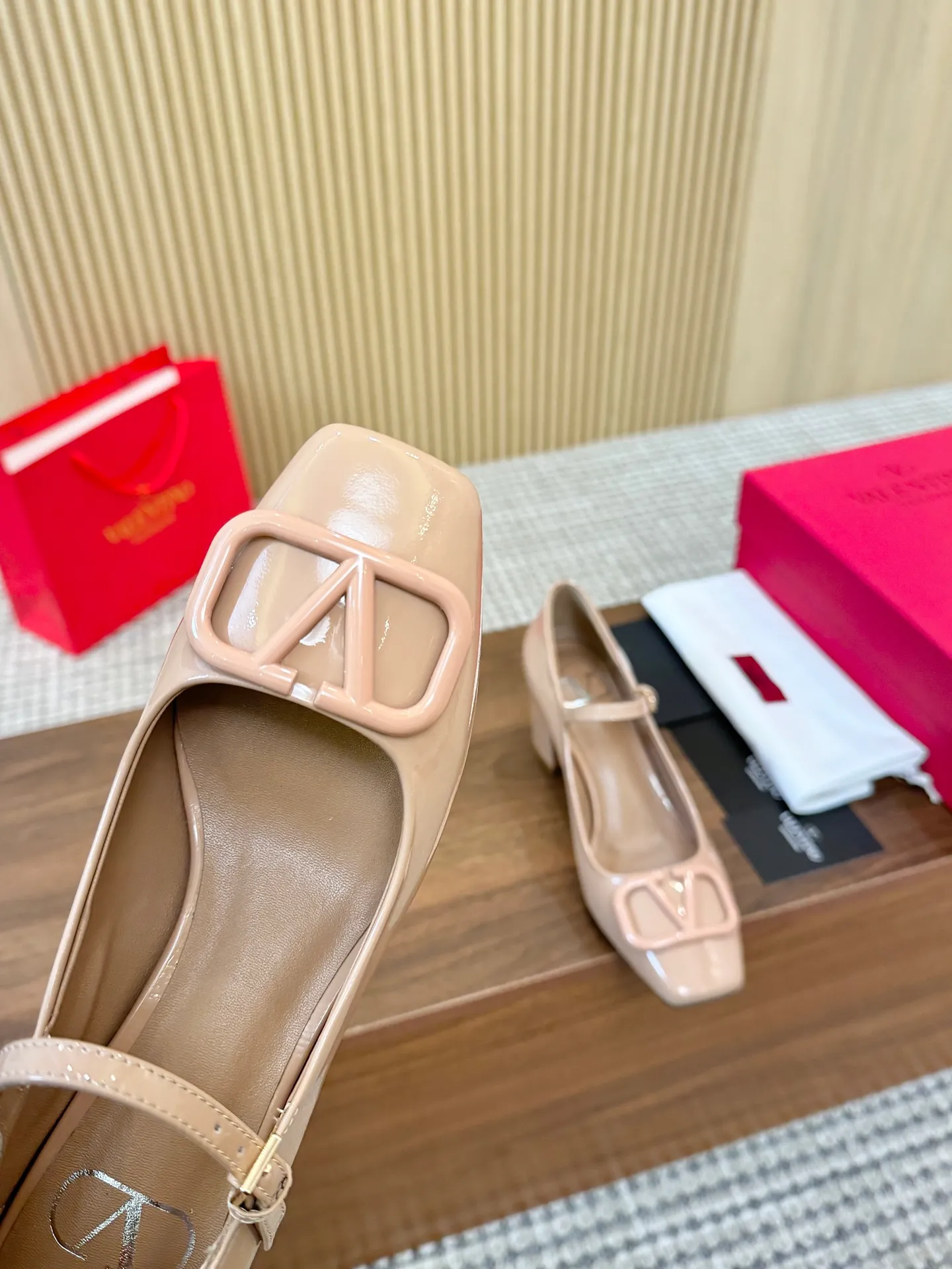 👟👟Ex-factory price 460👟👟 Genuine leather sole + 40 Valentino. Large v-buckle sandals ㊙️Latest series of counters Authentic grade version with perfect details. Authentic products are made one to one. All details are consistent with genuine ones. The upper foot is very pedicure type. The key point is that it is very good and easy to control. It does not grind the feet and does not tire the feet. Walking artifact, exclusive mold opening. The highest version on the market. Fabric: imported mixed sheepskin, lining and foot pads are all sheepskin. Code number (34 to 42) Customized sizes 34 and 42 are non-returnable and non-exchangeable. Heel height: 7.5CM. Rubber sole, leather sole +40
